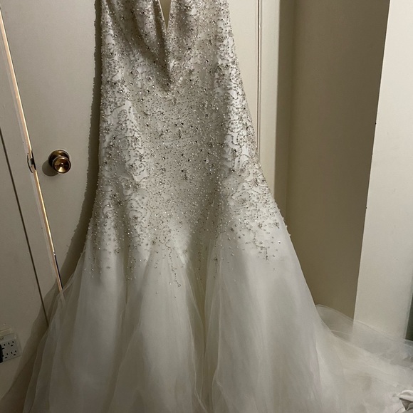 Wedding dress - Picture 4 of 8